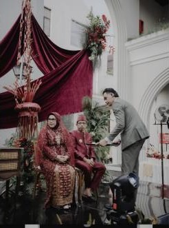 Crew TWEX mengarahkan pengantin di pelaminan
